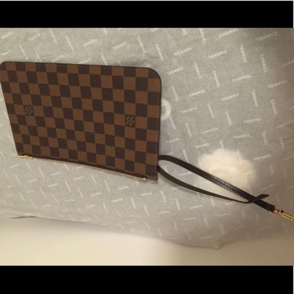 Louis Vuitton (Free Dior Lip Glow) - Picture 8 of 16